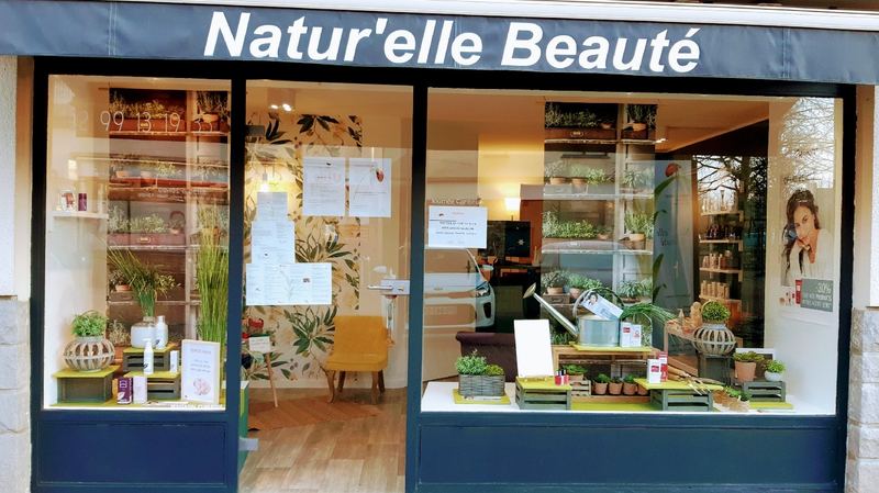 La devanture bleu marine de Natur'elle Beauté, rue de la Mairie à La Chapelle-des-Fougeretz, et sa vitrine végétale