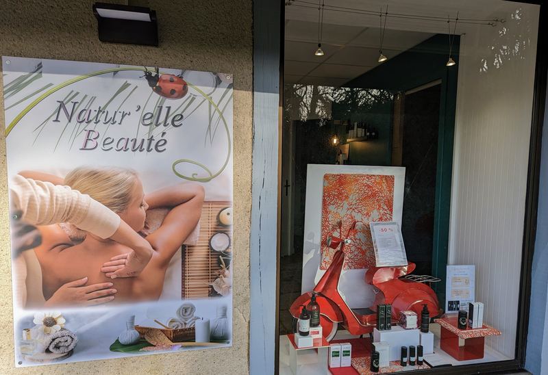 La façade de Natur'elle Beauté à Vezin-le-Coquet, l'affiche à la coccinelle et la vitrine